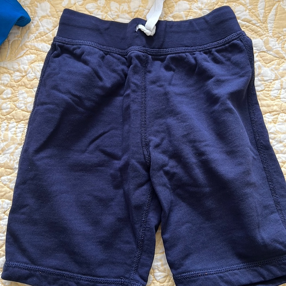 Hanna Andersson Bright Basic Sweatshorts (size 120/6-7)